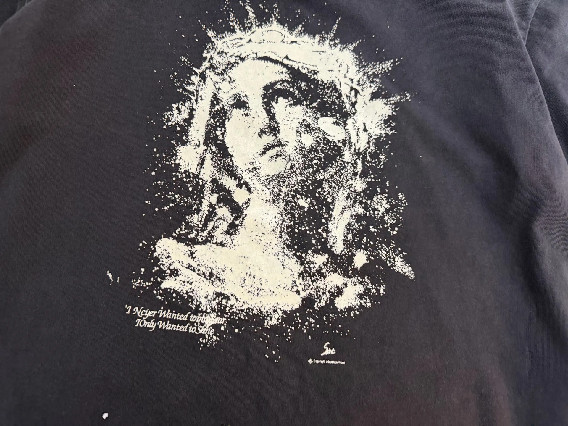 ❥8033#P136 Saint Mxxxxxx New luminous Jesus head is made of double yarn cotton batik fabric 280g, comfortable and breathable to wear. Full of street feel, loose fit. Craftsmanship: luminous printing + graffiti + spray coding, batik and wash. Size: (S-M-L-XL) Color: Washed black